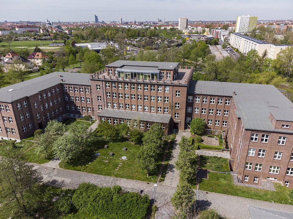 UFZ Gelände von oben, Leipzig im Hintergrund
